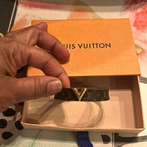Authentic LV Essential V Bracelet - Picture 1 of 4